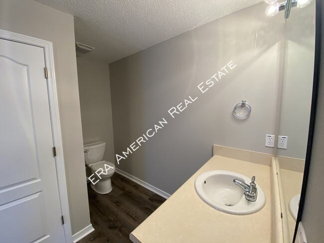 Building Photo - 2110 Bahama Dr