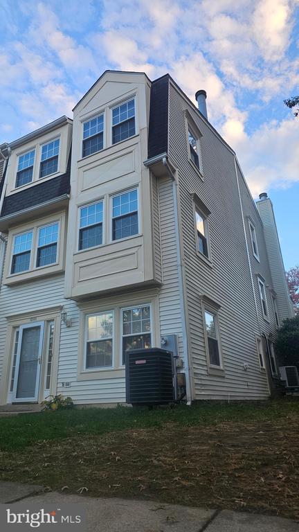 Building Photo - 12131 Salemtown Dr