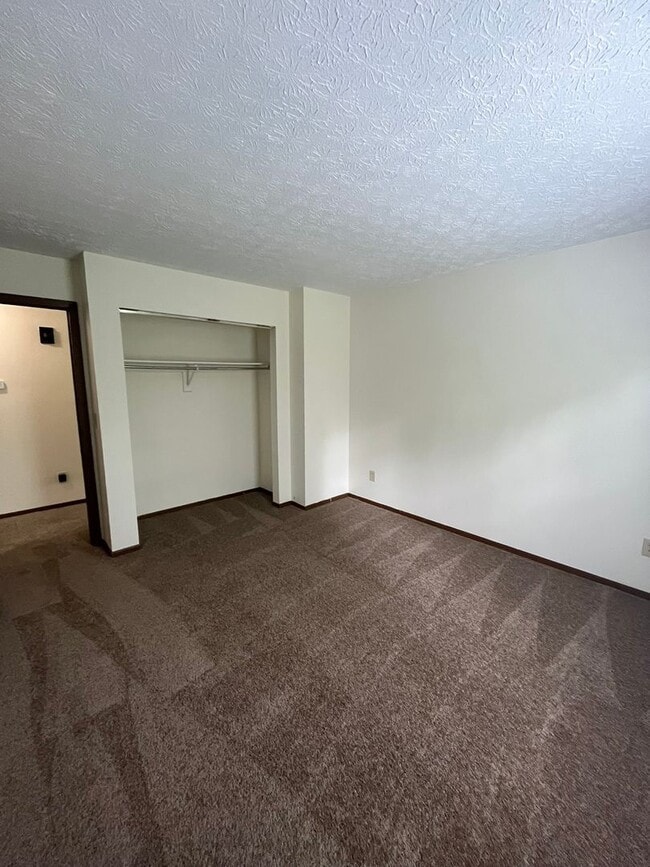 Building Photo - Creve Coeur Lane