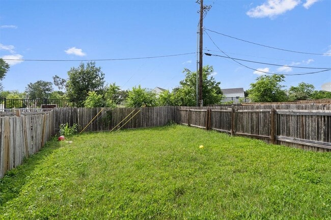 Building Photo - 7502 Lazy Creek Dr