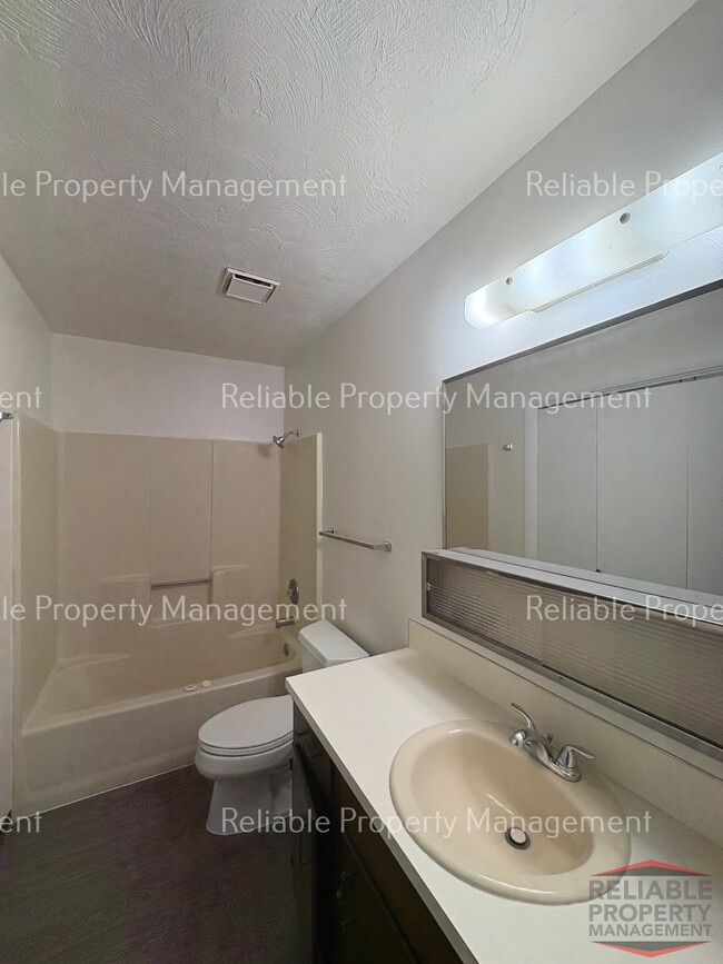 Building Photo - 691 N Fanning Ave