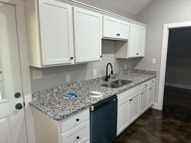 Building Photo - 122 Redwood Dr