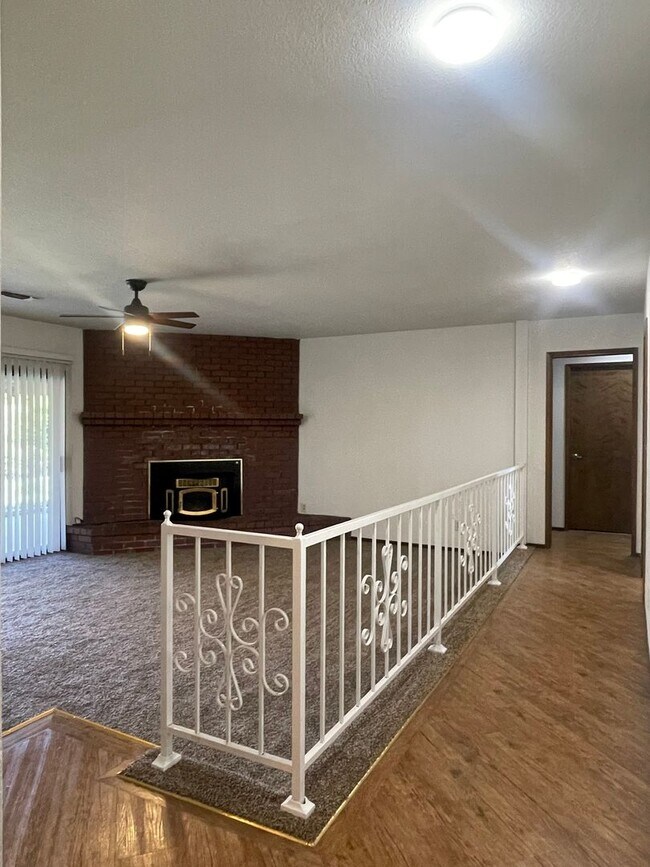 Building Photo - SPACIOUS 3 BED 2 BATH WITH A FAMILY ROOM A...