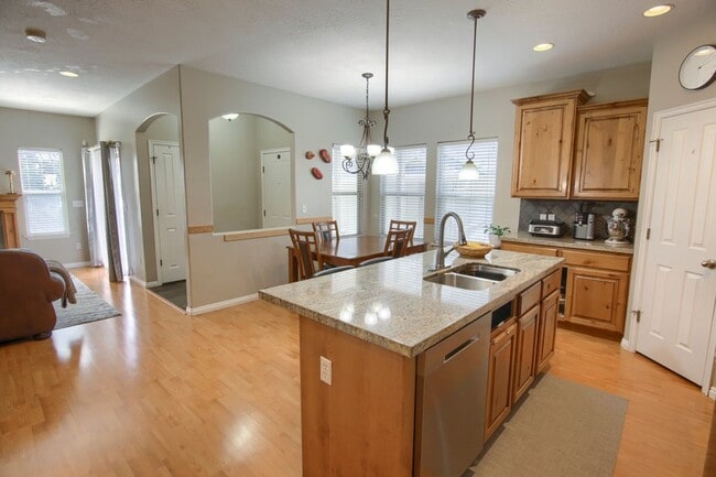 Building Photo - 3 Bedroom / 3.5 Bathroom Townhome in Millc...