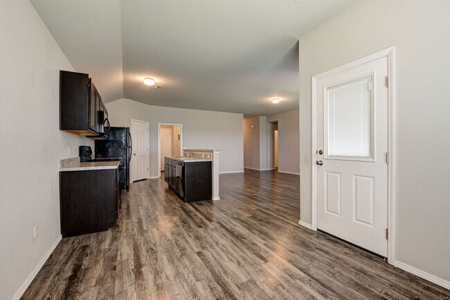 Building Photo - Beautiful 4BD/2BTH with a 2 car garage in ...