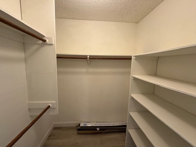 Building Photo - 1 bedroom end unit-New plank flooring thro...