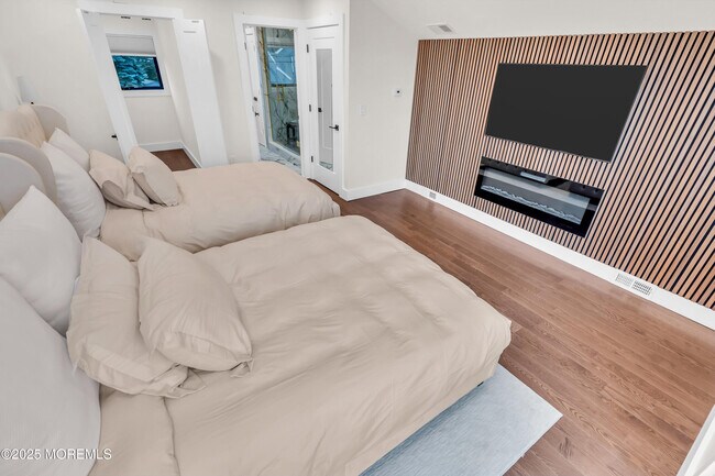 Building Photo - 320 Silver Lagoon Dr