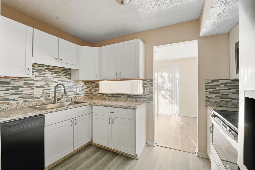 Building Photo - 293 Country Club Dr