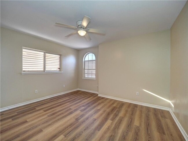 Building Photo - 3 bedroom 3 bath house