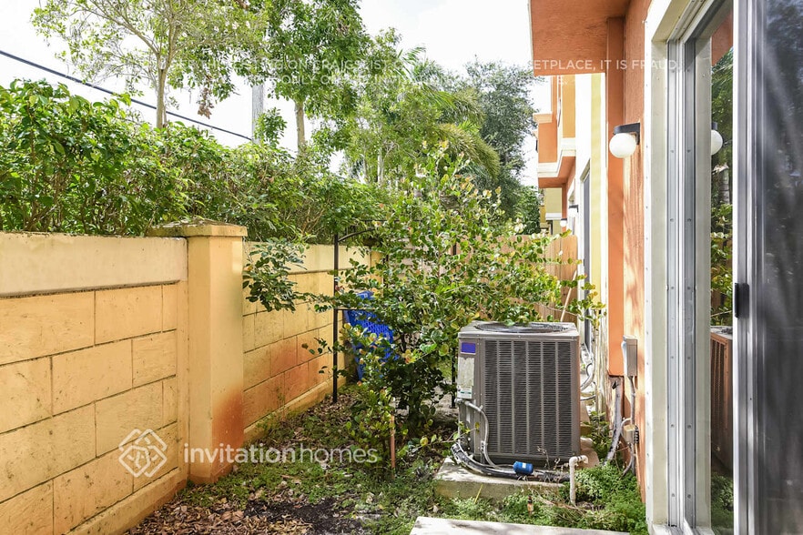 Building Photo - 1823 SW 89th Terrace