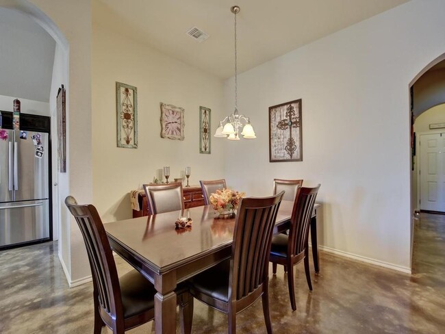 Building Photo - 1096 Twin Estates Dr