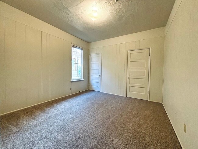 Building Photo - 2 BD / 1 BA Main level unit in 1913 Roosev...