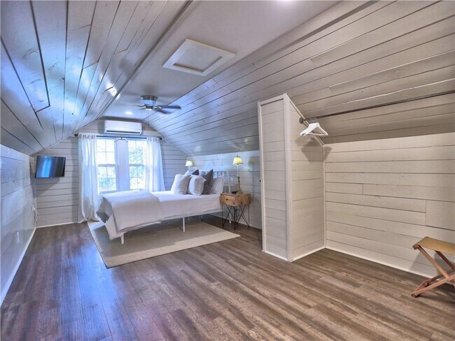 Building Photo - 315 Pine Grove Rd