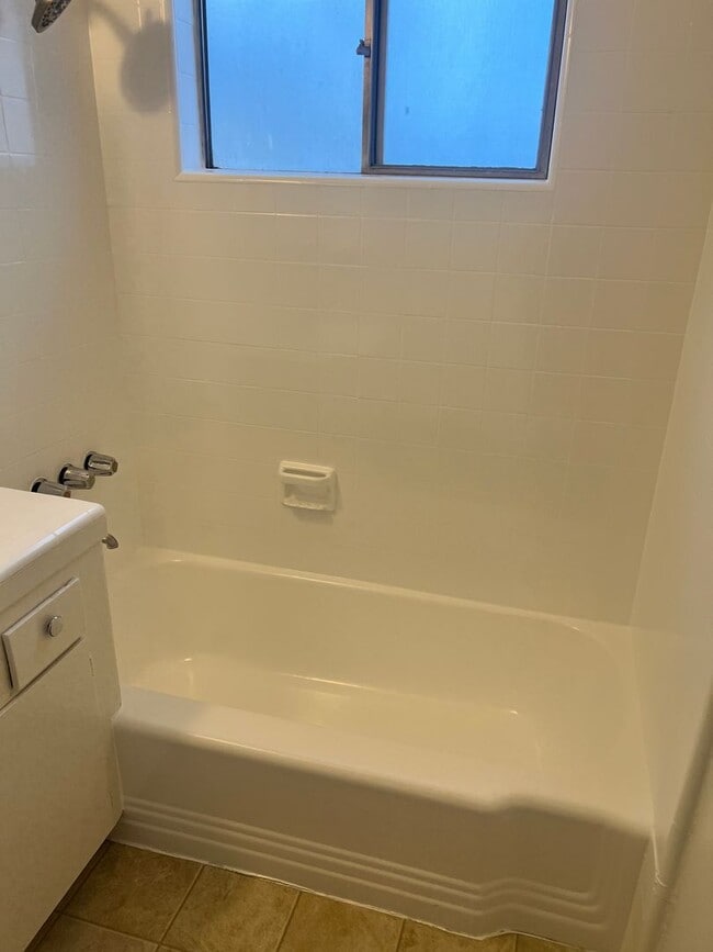 Building Photo - Second-floor 1-bedroom apartment in Whittier.