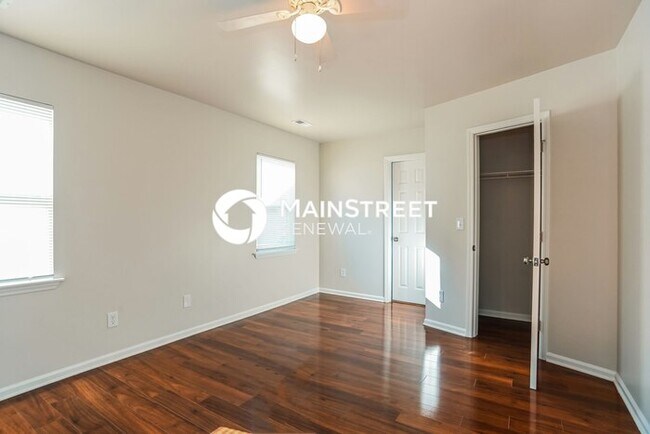 Building Photo - 3 Bedroom Pet-Friendly Home in Charlotte, NC with Main Street Renewal