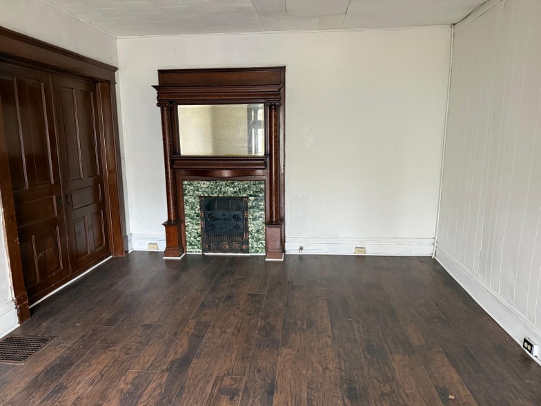 Building Photo - 447 E Silver St