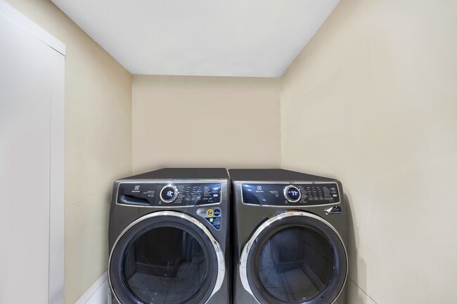 Building Photo - 490 W 33rd Pl