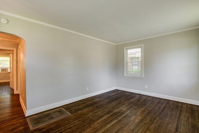 Building Photo - Classic Midtown Duplex