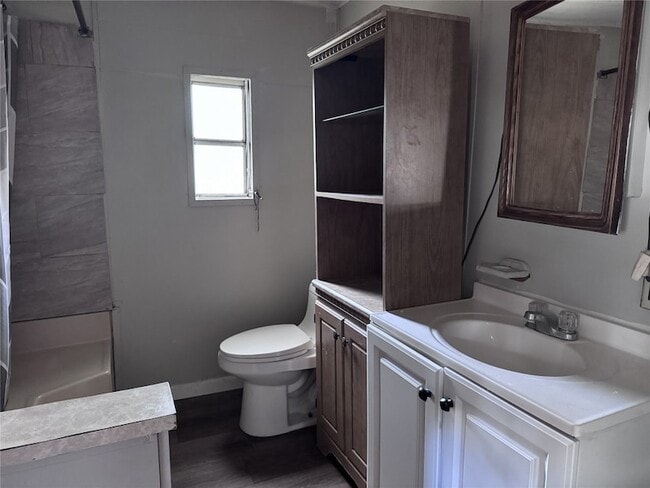 Building Photo - 854 Queenswood St