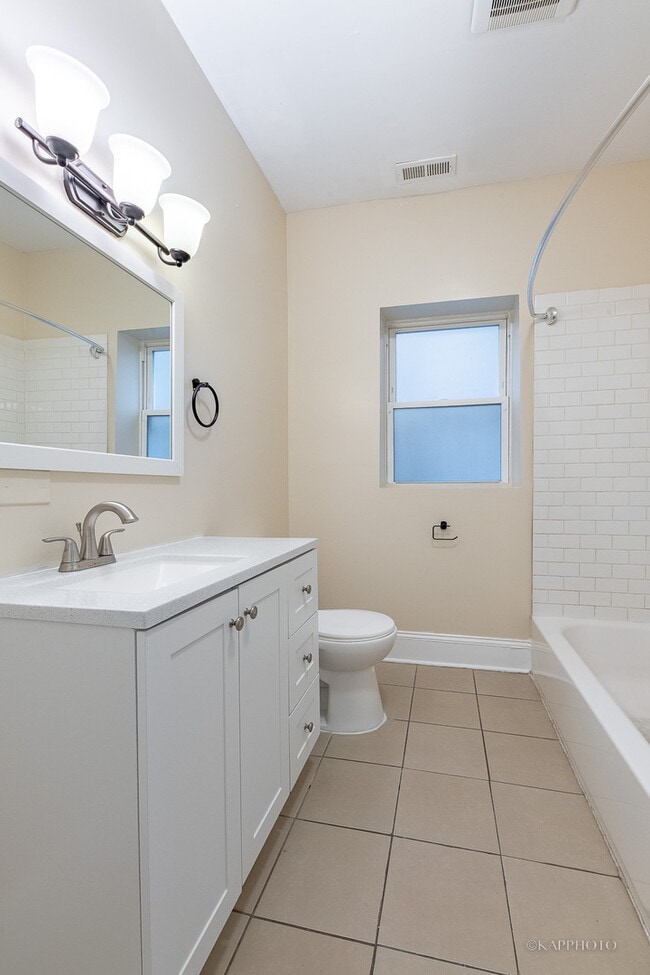 Building Photo - 6819 S Ridgeland Ave