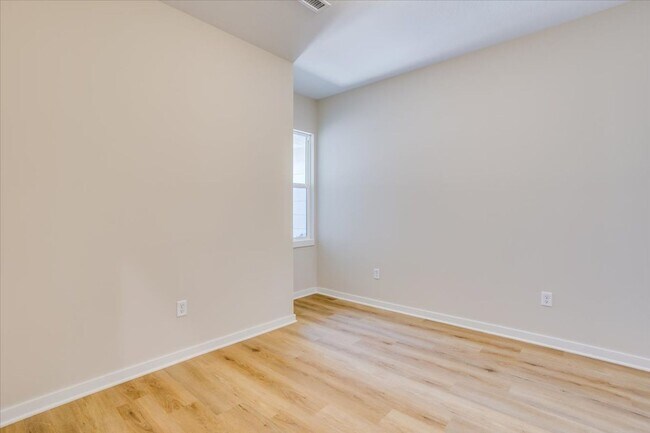 Building Photo - Pineway Maxwell Plan