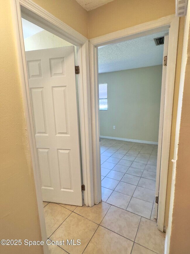 Building Photo - 2466 Uranus Dr