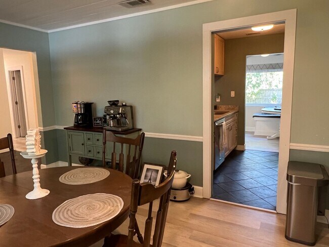 Building Photo - Updated Old Woodlands Plantation Home with Fenced Yard