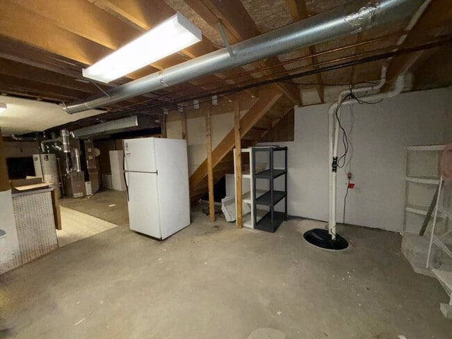 Building Photo - 741 Woods Ct