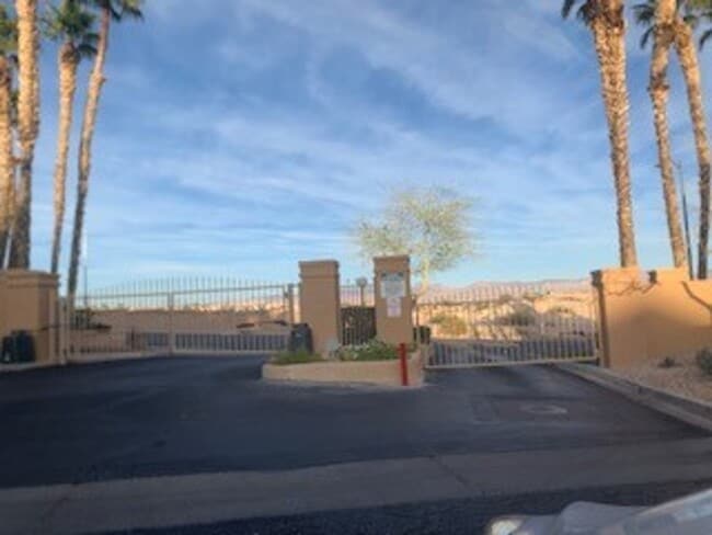 Building Photo - Update unit!!