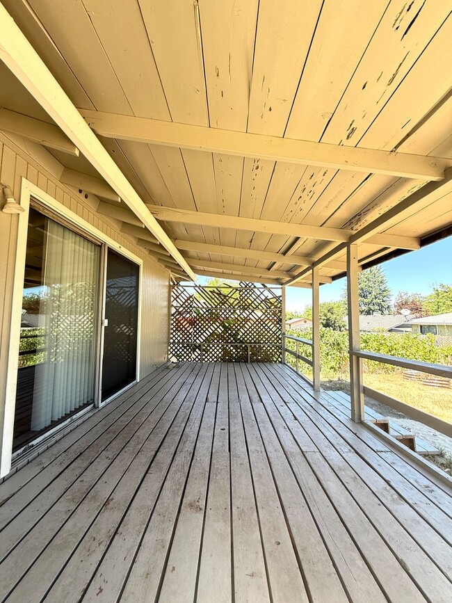 Building Photo - Roomy 3 Bed, 2 Bath Home in Northeast Medford