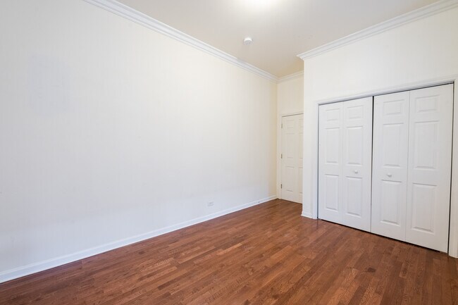 Building Photo - 910 W 19th Pl