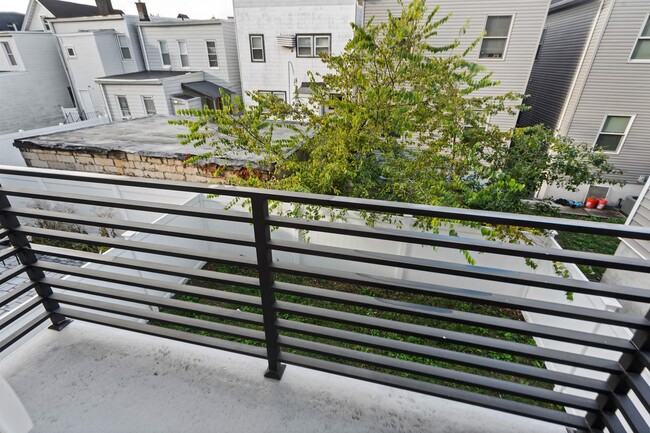 Building Photo - 277 Pearsall Ave