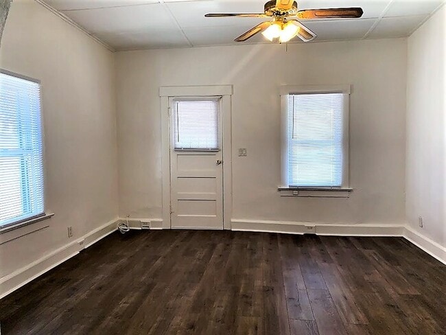 Building Photo - Downtown 2 Bedroom House