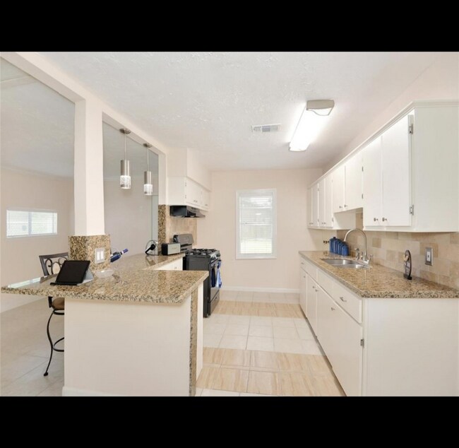 Building Photo - 5005 Holloway Dr