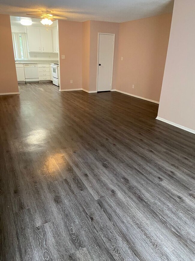 Building Photo - Hillhaven Apartments