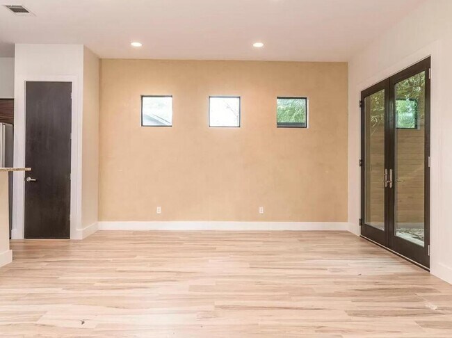 Building Photo - 1907 W 30th St