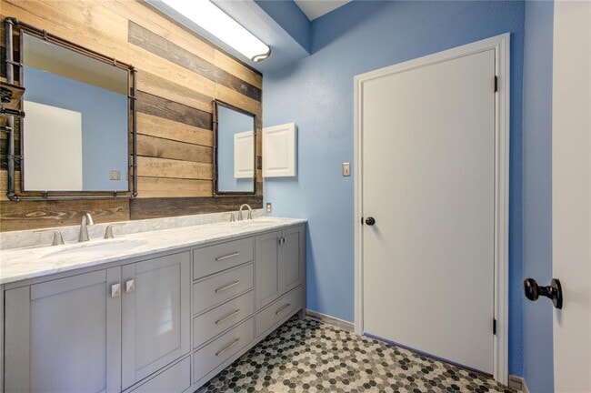 Building Photo - 2121 El Paseo St