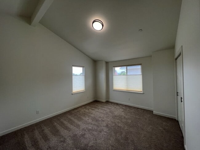 Building Photo - NEWER 3/2 Construction in Eureka! Beautifu...