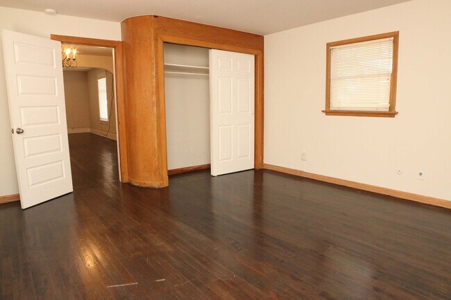 Building Photo - 318-320 W Myrtle