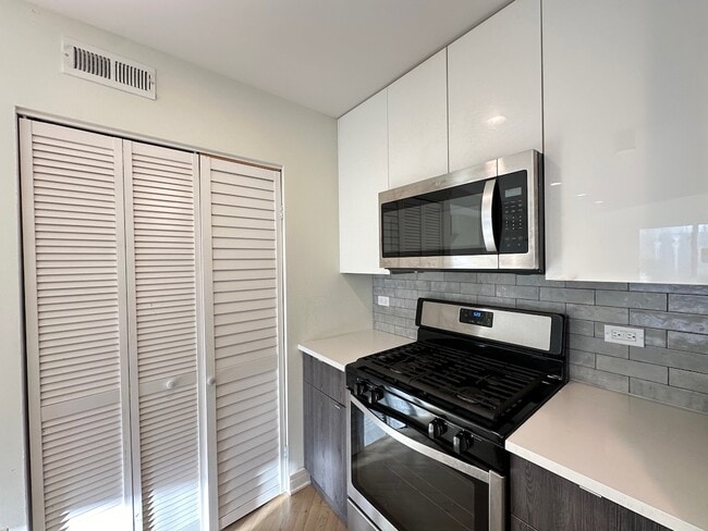 Building Photo - 949 W Grace St