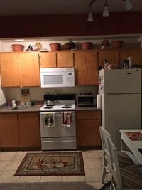 Building Photo - ** Smokey Lane 1 Bedroom 1 Bath Lower Leve...