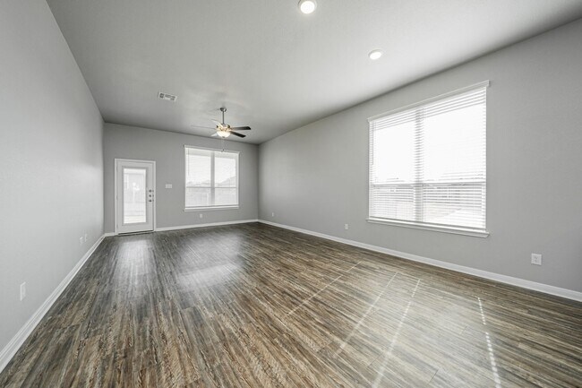 Building Photo - 521 Fallbrook Dr