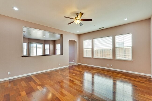 Building Photo - Spacious 3 Bedroom, 2 Bathroom Home with D...