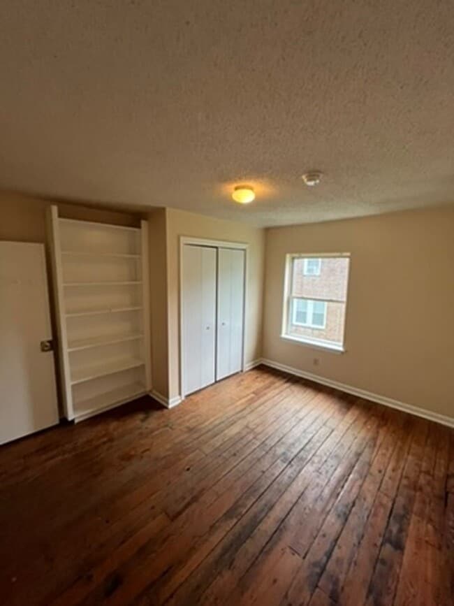 Building Photo - Charming 4 Bedroom 2 bath apartment near d...