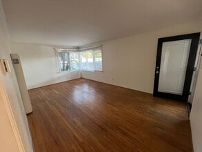 Building Photo - Renovated 1BR Steps to Windansea Beach