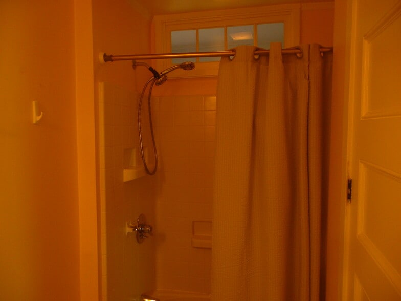 Building Photo - 76 Main St