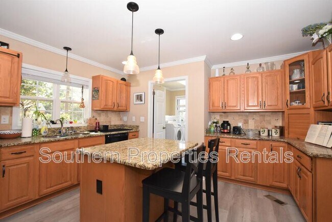 Building Photo - 601 Huske St
