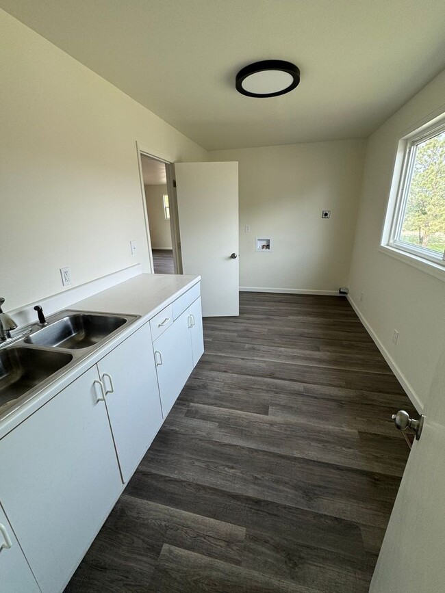 Building Photo - 4 Bedroom 2 Bath - Quiet country Property