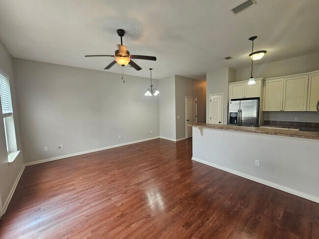 Building Photo - Modern 3Bed/2.5-Ba Townhome in PCB – Resor...