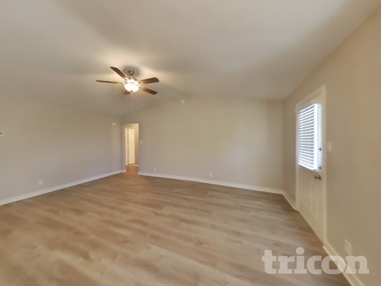Building Photo - 921 Loganwood Dr